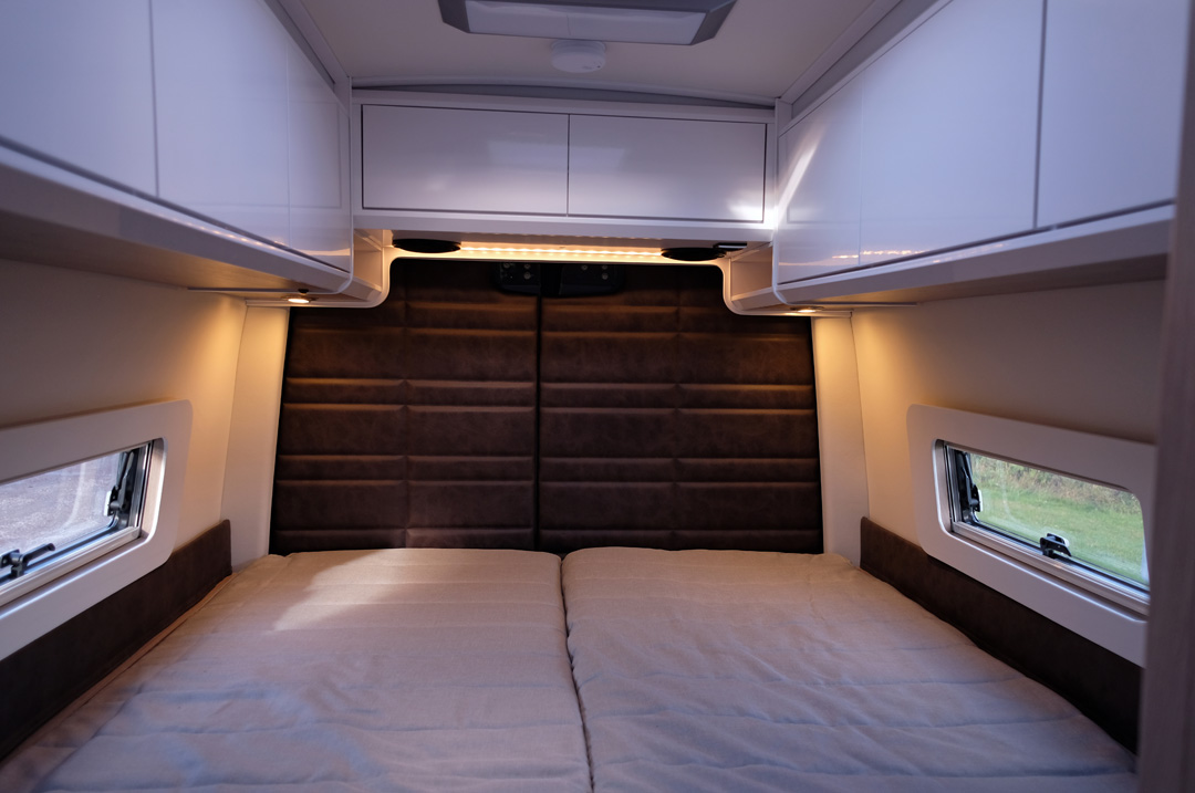 KABE Van - Trivsamt sovrum med mång överskåp